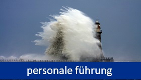 personale Führung - Leuchtturm wird von Welle erfasst